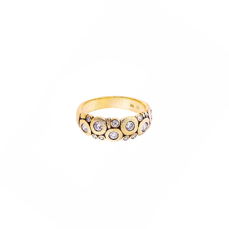 18 Karat yellow gold Candy ring with white round diamonds