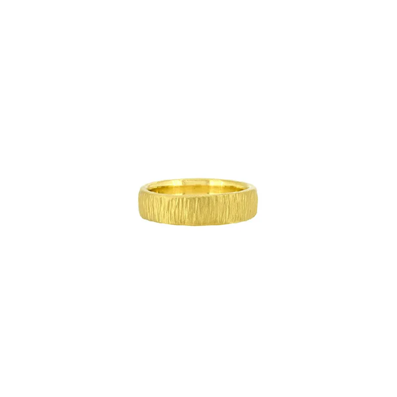 18 Karat Yellow Gold Mens Band With Straight Hammer Pean