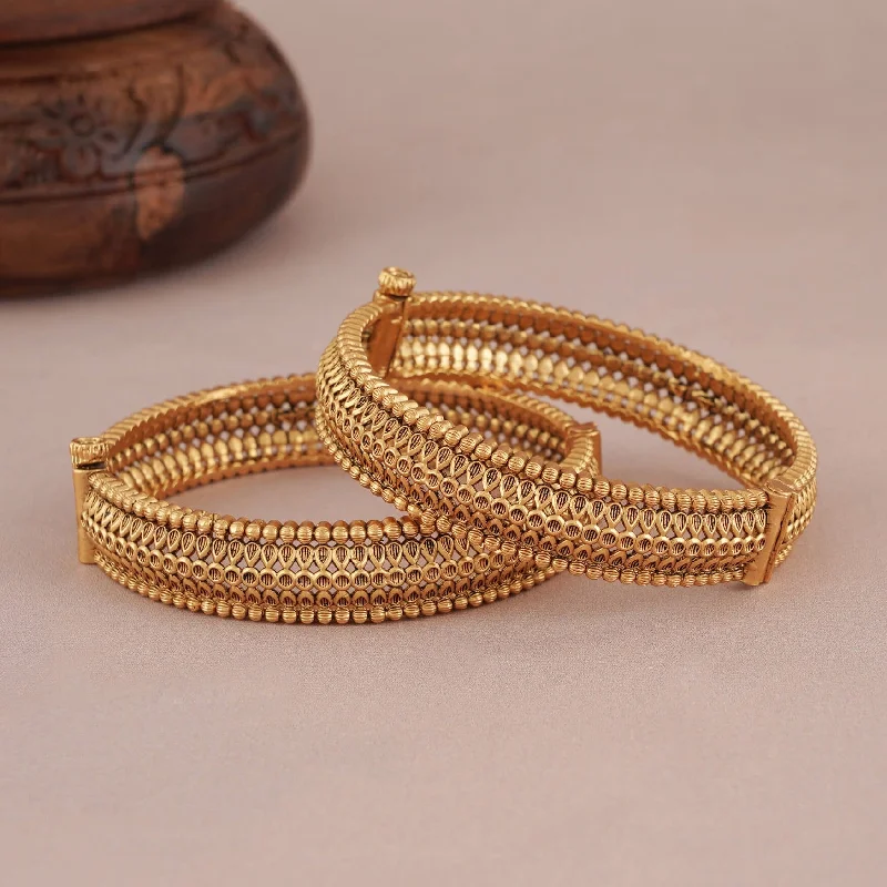 Beautiful gold finish bangle set